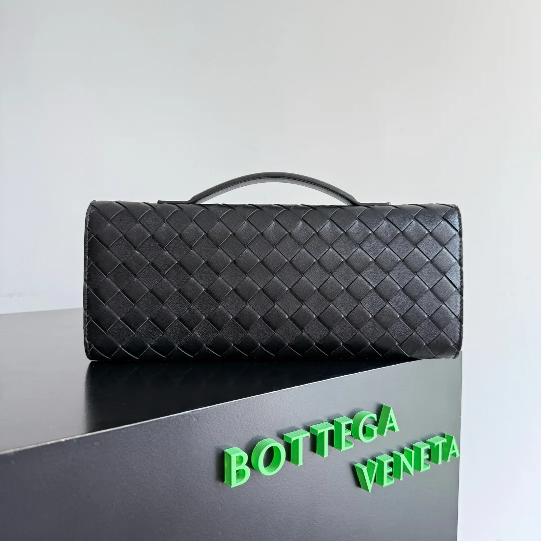 Batch 1720 Bottega Veneta clutch bags are shipping! The carefully crafted latch opening and closing is like a small key, giving us a sense of ritual every time we use this bag. The innovative design this time is to make the latch part into the shape of a small daisy. The originally elegant and restrained style instantly adds some playfulness, and matches with a skirt. Going out for a picnic or admiring the scenery will add to the overall look🌸🌸The heavily crafted daisy is lifelike and full of exquisiteness. The fixed rope is also decorated with a winding golden rope and a small leaf, echoing the daisy. The whole bag looks very coordinated. Style number: 836810 (741511) Size: 31*13*3cm